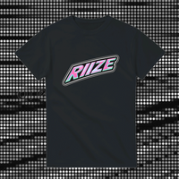 RIIZE「ラッキーロゴ」Tシャツ — ロゴシリーズ [JP]